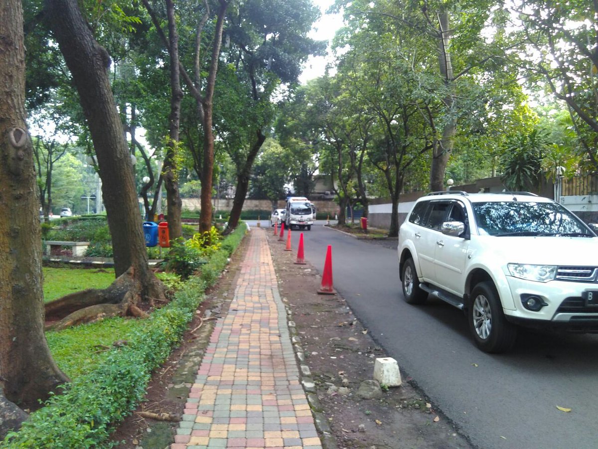 sandiuno's tweet photo. Tidak ada rambu larang parkir bukan berarti boleh parkir di bahu jalan. Parkirlah di tempatnya yang tidak mengganggu kenyamanan orang lain. https://t.co/kUPkgJTWdp