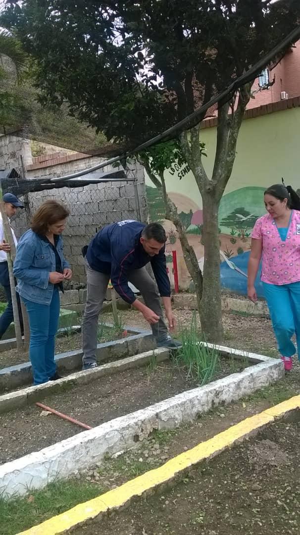 CIVSUNESMerida's tweet photo. 06-04-2018 Viernes COMUNES, Sector F de la poligonal UNES: Jornada formativa, recreativa y de recuperación de espacios para la siembra, de la mano con personal de la UEI Virgen de las Nieves. @alanazuloaga @gralcacioppo https://t.co/iyJYfrJH10