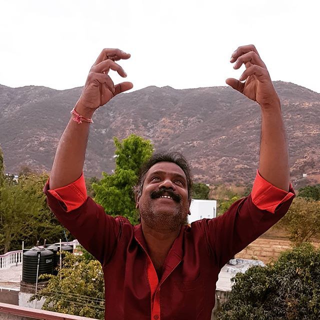 IndianMasseur's tweet photo. Morning cosmic massage session with #CosmicBarber #BabaSen in #pushkar https://t.co/0rg1U54OGw https://t.co/CihZLGzDiz