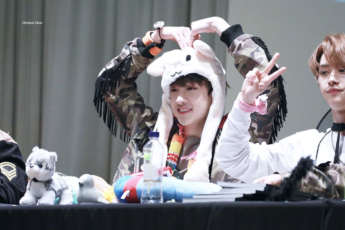 [HQ] 180405 Dongdaemun Fansign—»♡.• 

—»» #StrayKids #스트레이키즈 #BangChan #방찬 #Chan #찬

♡© Christal Clear ✨ (@.bchan971003)