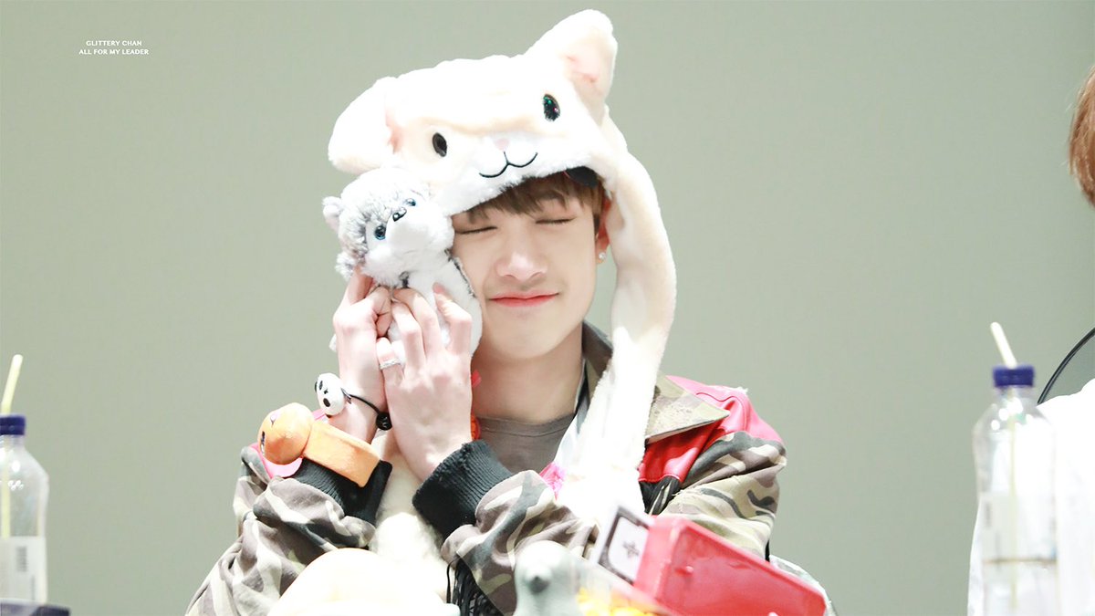 [HQ] 180405 Dongdaemun Fansign—»♡.• 

—»» #StrayKids #스트레이키즈 #BangChan #방찬 #Chan #찬

♡© GLITTERY CHAN (@.glittery1003)