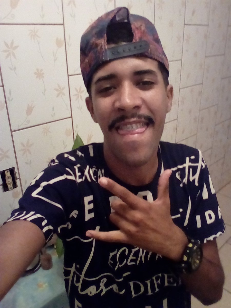 felipemaiss's tweet photo. Se pode 2, 3 tbm pode né? 
#aiaipapai https://t.co/M4MIxdOq9y