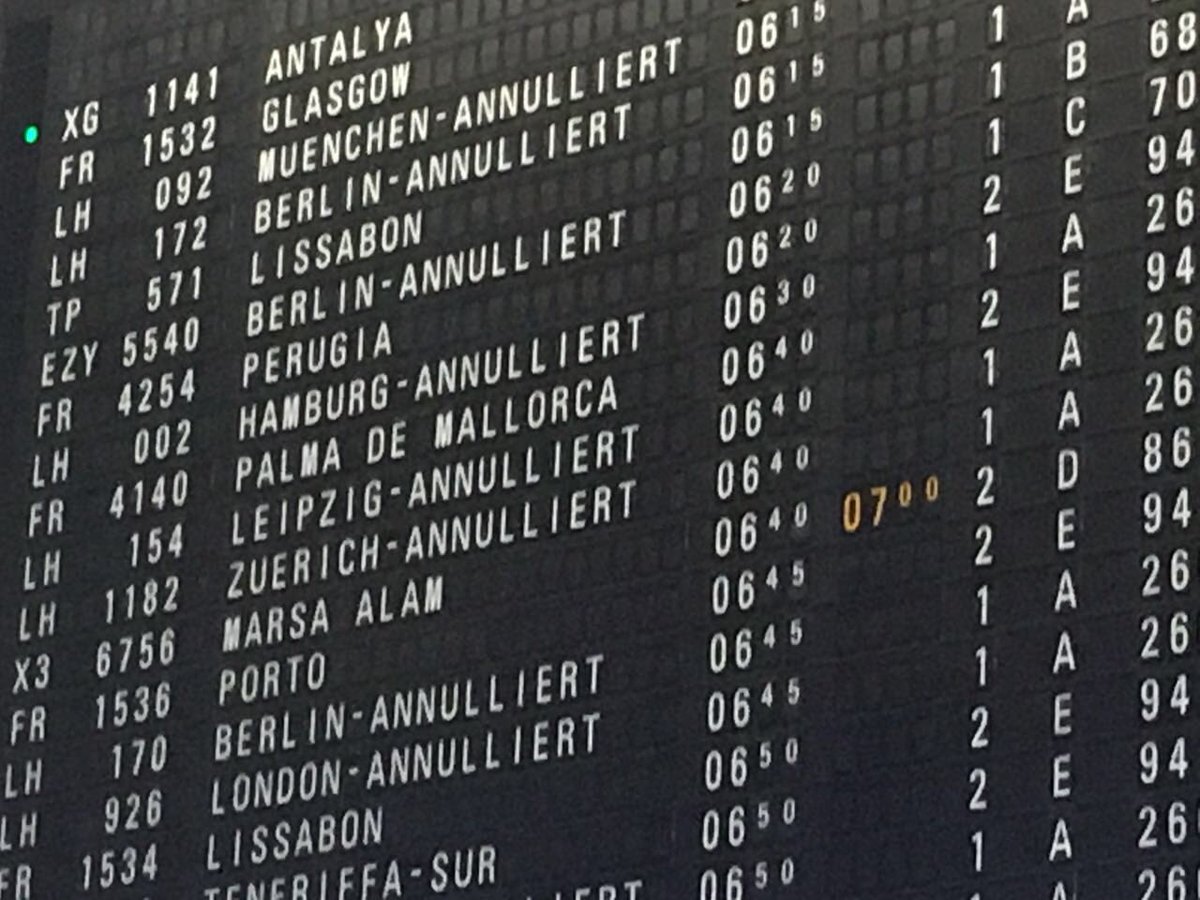 domless's tweet photo. Annulliert. Nix los heute am größten deutschen Flughafen Frankfurt #FRA. #Verdi Streik im öffentlichen Dienst. Lufthansa streicht 800 Flüge @ZDFheute @morgenmagazin https://t.co/YPLzfRoaZo