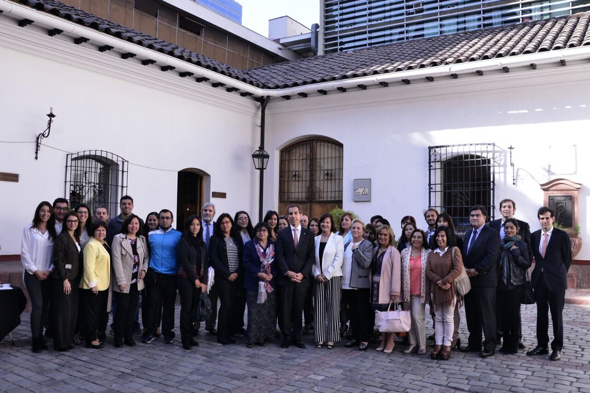 Muni_Stgo's tweet photo. Esta mañana, Alcalde @AlessandriFelip  se reunió con los directores de los establecimientos educacionales que están participando en el programa #JuntosStgo. #MayorsChallenge https://t.co/wXuoZVc1HT