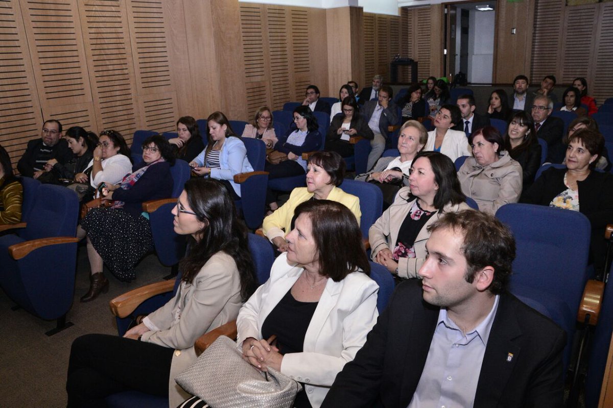 Muni_Stgo's tweet photo. Esta mañana, Alcalde @AlessandriFelip  se reunió con los directores de los establecimientos educacionales que están participando en el programa #JuntosStgo. #MayorsChallenge https://t.co/wXuoZVc1HT