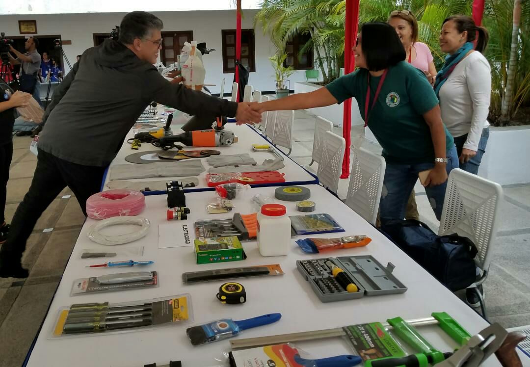 Min. <a href="/JauaMiranda/">Elías Jaua</a> Hemos venido haciendo un esfuerzo por construir las Escuelas Técnicas, en el espíritu de que éstas sean la punta de lanza que empuje al modelo educativo hacia lo que debe ser el gran cambio pedagógico y cultural en nuestra educación 📚#VenezuelaTrabajaYAvanza