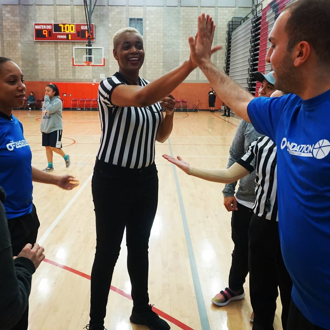 FoundationOC's tweet photo. Proud Camp Moment .When a camper works their first game EVER and the entire camp rallies to support and encourage her
#TheFoundationOfficialsCamp #foc 🏀#referees #uplift #inspire #motivate #basketballreferee 
#nofear #encourage #thisisourwhy #proudcampmoment https://t.co/vPZQq9fMH4