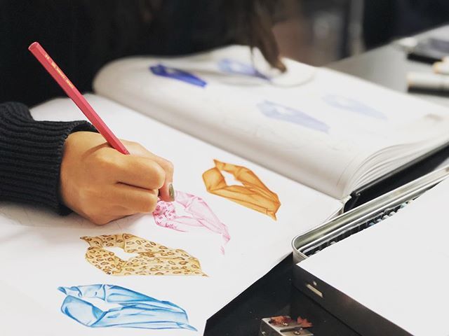 BURGOMX's tweet photo. Diseño, texturas, tela y movimiento. 💃🏻✍🏻 #Fashionilustration #Burgomx #FashionSchool #FashionDesign #Inspiration #AlEstiloBurgo #Photoofthrday #Creative #fashionaddict #instafashion #igersmx #womanfashion #OrgulloBurgo #ilustraciondemoda #diseñodemoda https://t.co/GcwCjYEnqB