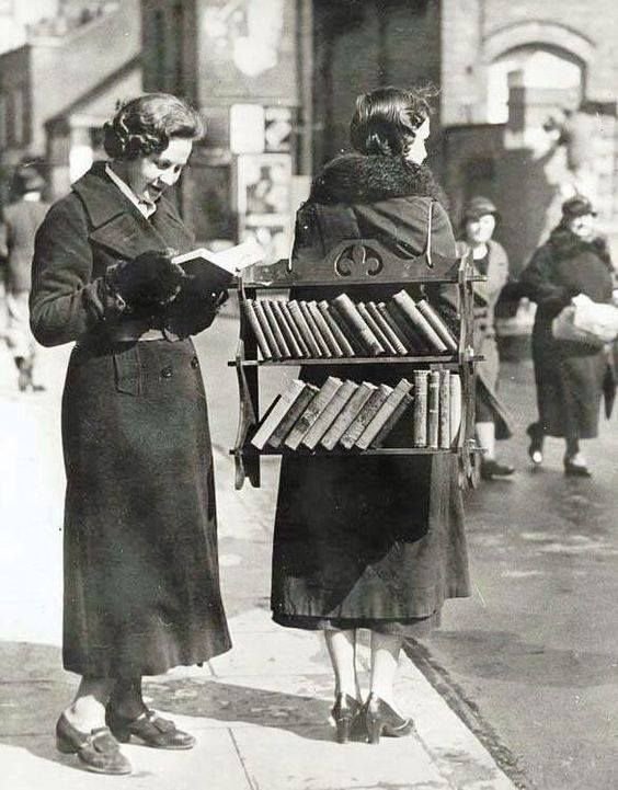 Londra sokaklarında seyyar bir kütüphaneci 
Yıl 1930