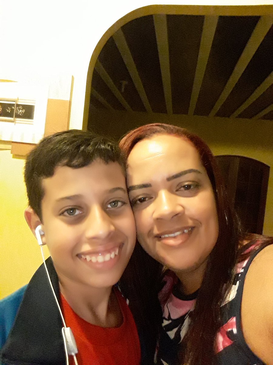 A mulher a quem devo todas as coisas,a mulher que me criou e que me deu carinho , cuidou de mim quando eu precisei e agora e espero poder retribuir TE AMO MÃE!!!♥️🎈