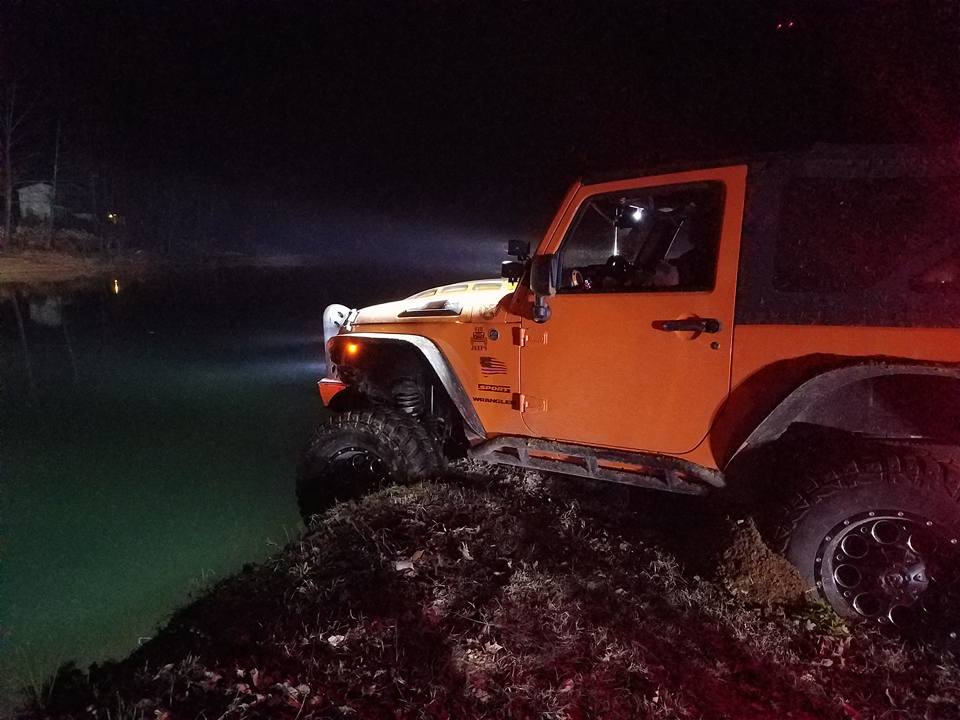 Hope your Monday didn't go bad.. .Let's see those ORANGE JEEPS. 

#Jeep  #Jeeps  #Wrangler #4x4 #offroad #southernillinoisjeepers #618Jeeps #RaptorSeries #Nfab #67design #RoughCountry #poisonspyder #DV8hood #Axleboy  #618JeepsMerchandise