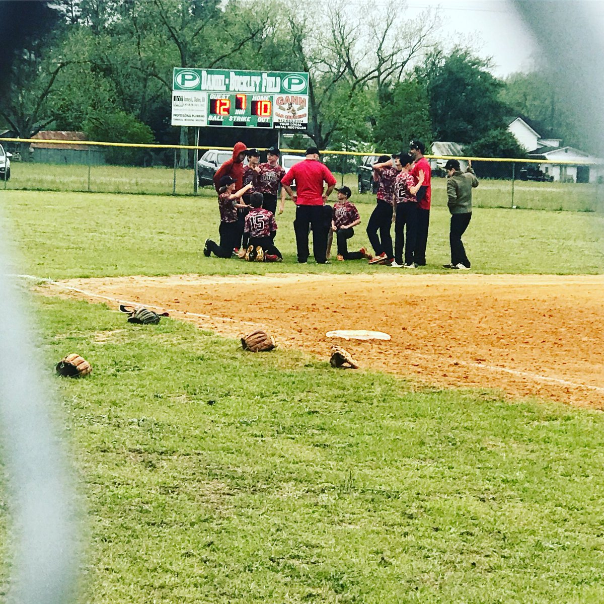 EnnisMommaX4's tweet photo. Redskins with the win!! #Tanner12❤️ #GoRedskins🖤⚾️🖤 @BryanCountyMS @missliz31 https://t.co/jQuCh0KBXP