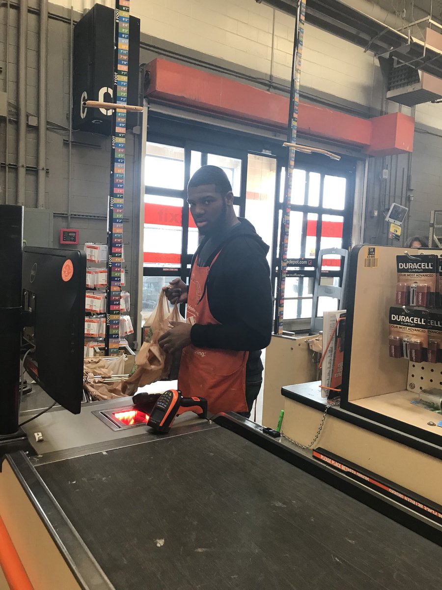 YolandaFoster18's tweet photo. Keyan to the rescue! D28 associate helping out D90. Thank you Key #BackupCashier #Teamwork #UpperDarbyPower @WileyLorena @BigDogg4114 @tmccarthy095 @sktrih_sandy @SamuelAlfaro2 @midcrawford1 @ https://t.co/hDl36doe4y