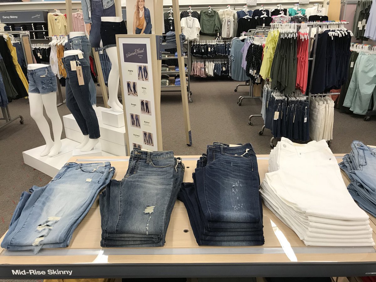 DelaneyT0808's tweet photo. Universal VMG calls for new folding techniques to optimize brand &amp; keep our guests impressed with all the perfect fitting denim this line has to offer! @nicolevan27 @ryandgth @rankin_logan @ncraynon https://t.co/FkeCAjw7pE