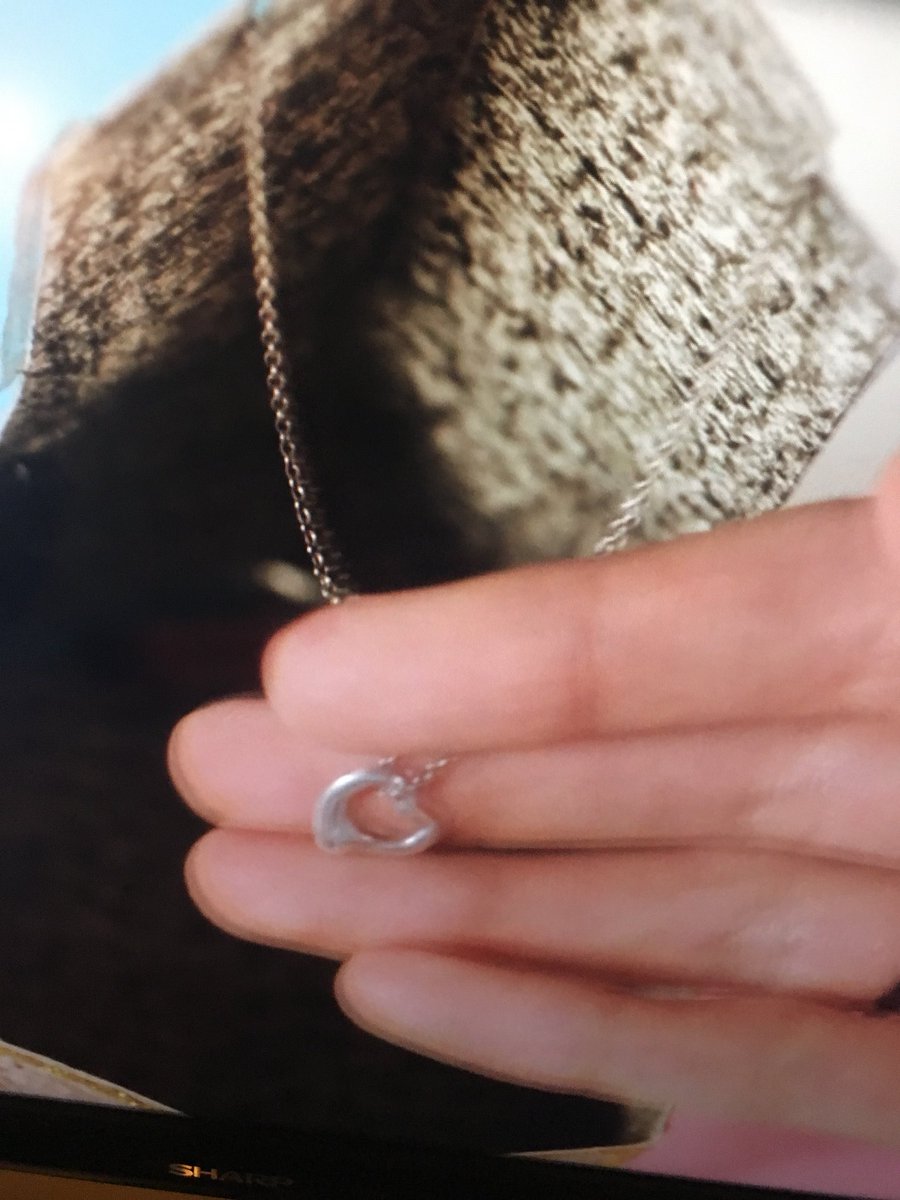hjlbsw's tweet photo. I just have one very important question. Where is the “Happily Ever After” necklace and why isn’t it around the Princess’s neck? @TheycallmeAli @TheRoyalsOnE @Vegas_Princess_ @ADKgirl76 @jasperscourtier @Esssie13 @ImpishBodyGuard #ItsBuggingMe #NeedToKnow #Jaspenor #TheRoyals https://t.co/vjnWQAka4D