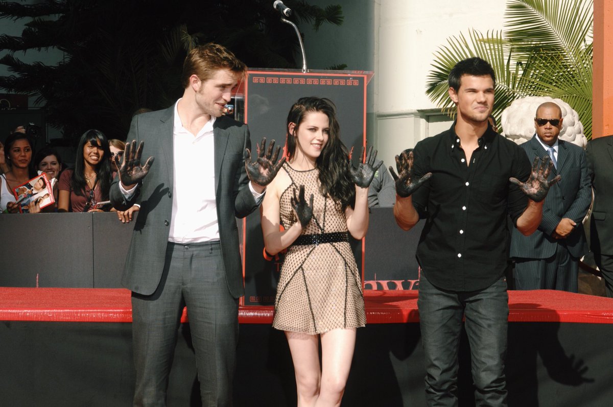 ChineseTheatres's tweet photo. Happy Birthday, Kristen Stewart! The @Twilight star turns 28 today! #KristenStewart #RobertPattinson #TaylorLautner #Twilight https://t.co/H2BbzCG7lX