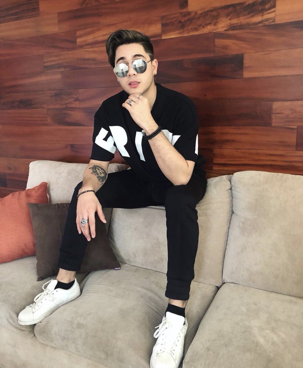 tuinfluencer's tweet photo. RT si Juan de Dios
LIKE si Juanpa Zurita 

Like y RT si los dos 😍 https://t.co/891ommQbv4