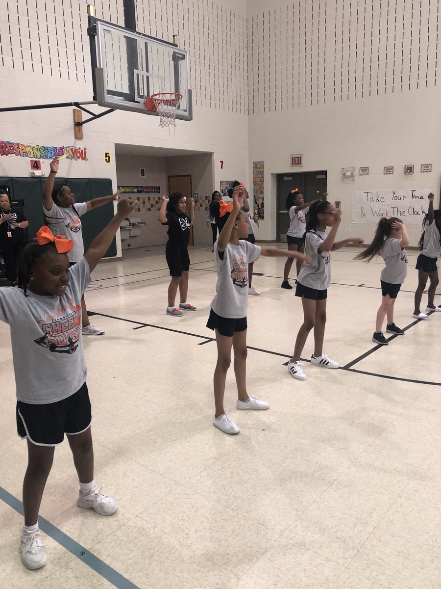 totstevenson's tweet photo. STAAR Parade and Pep Rally for the students at HES!! #hesforever @CherishPipkins @Cre8tiveEDUbite https://t.co/rNSXI3jAtE