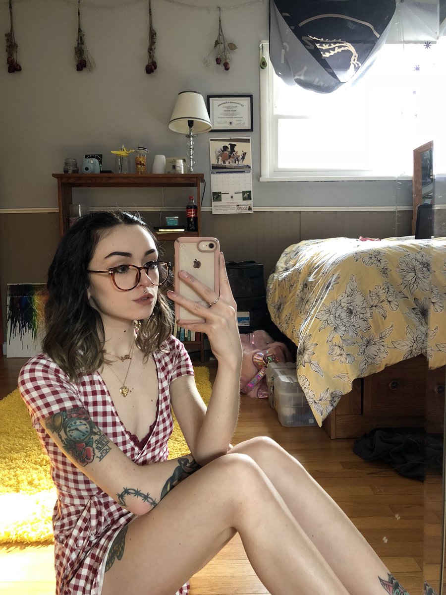 BratXbabe's tweet photo. I couldn’t pick a pose so have them all❤️ https://t.co/spGb5Amdne