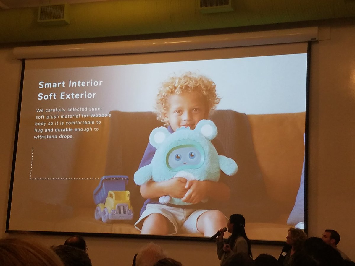leia_ruseva's tweet photo. #MIN109 Who said robots could not be cute? Meet @AskWoobo: huggable technology that helps kids learn #AI #Robotics #edtech https://t.co/ZY0BnJmOkw