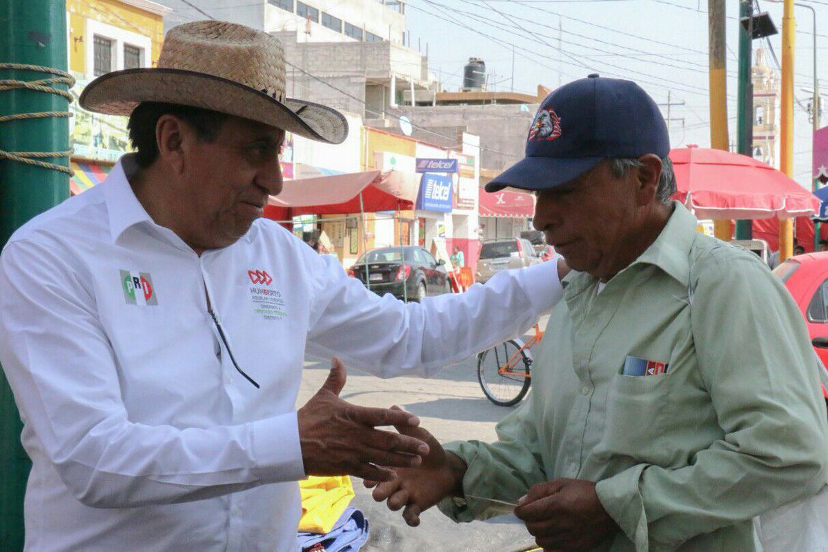 H_AguilarV's tweet photo. Siempre es un gusto platicar con mis paisanos de Tepeaca, más aún para presentarles un proyecto que detonará el desarrollo del #Distrito07 ¡Servir a mi gente y a mi tierra es mi motor! 
#TúMeConoces https://t.co/XPsnM4ZNy7