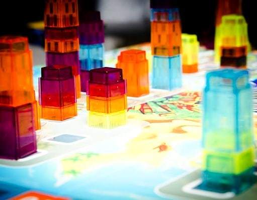 BoardGamerSteph's tweet photo. I love these pieces in Manhattan! This is the new edition from @foxmindgames . Very simple abstract game with a little bit of take that. #manhattan #bgg #games #foxmind #colorful https://t.co/EIJhEowA9k https://t.co/7FiPFoomh1