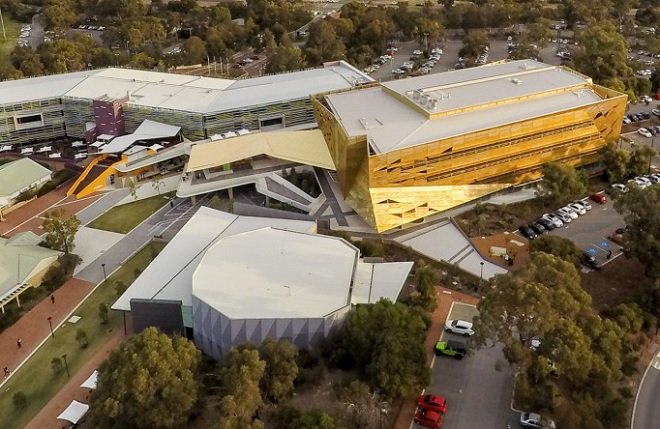 In Australia, the #Ngoolark building at an Edith Cowan University campus is designed to honor local history and culture. It's wrapped in gold-toned perforated #aluminium that shimmers in the sun. aluminiumleader.com/focus/golden_t…