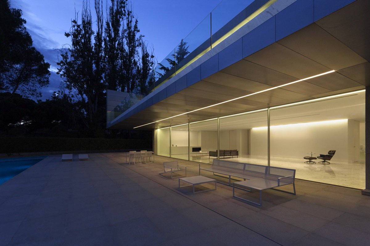 Take a look inside #Madrid's Casa de Aluminio, designed by #Spain's own <a href="/FranSilvestreAr/">Fran Silvestre Arquitectos</a>: aluminiumleader.com/focus/madrid_s…