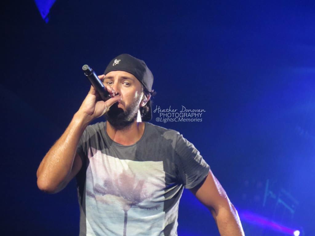 LightsCMemories's tweet photo. Who’s watching Idol? New VIP Blog posted. Link in bio https://t.co/d3PciNLF1T @lukebryan Luke was on 🔥🔥 ! #lukebryan #cidentertainment #iheartcountry @b939country #redlightmanagement #umgnashville #hfetour https://t.co/GoL3CospBv