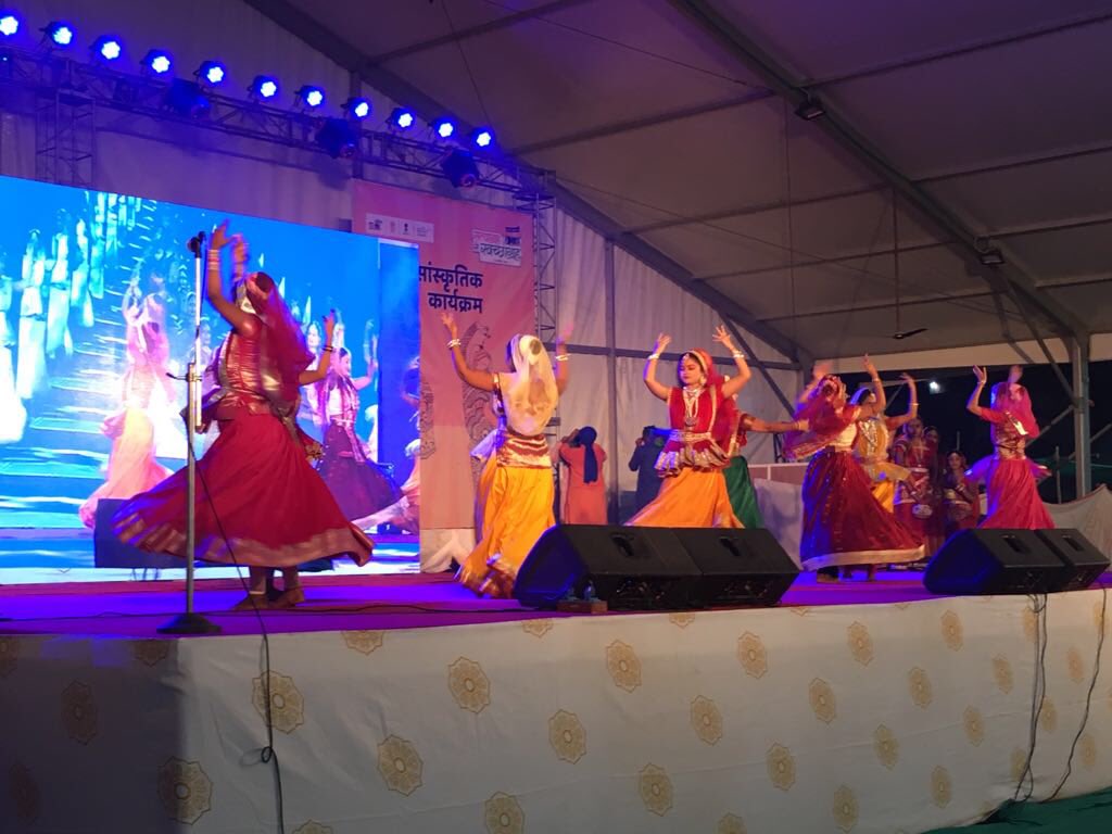 paramiyer_'s tweet photo. Vibrant cultural evening with the Swachhagrahis in the Tent City last evening. Champaran. #Bihar is pulling off an impressive mega event, moving from #SatyagrahaSeSwachhagraha with over 20,000 of our leaders from the field @swachhbharat https://t.co/BDr8iE8eNw