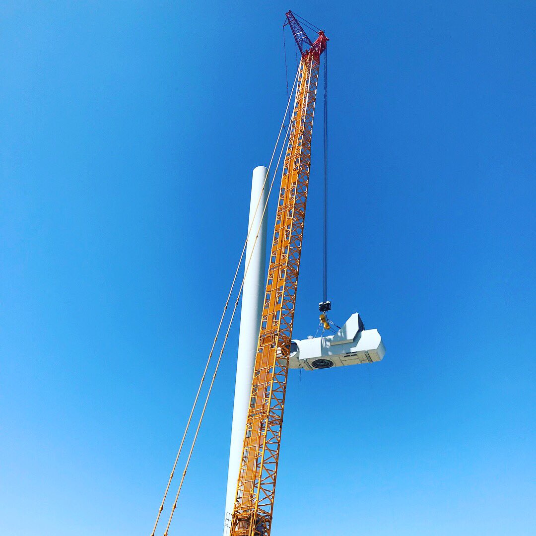 SouthernPowerCo's tweet photo. #BehindTheScenes of #SouthernPower's recent #development, the Cactus Flats Wind Facility in Eden, TX. Pictured is the approximately 175K pound nacelle being lifted to the top of the turbine. #WindEnergy https://t.co/qduAFPlRtu