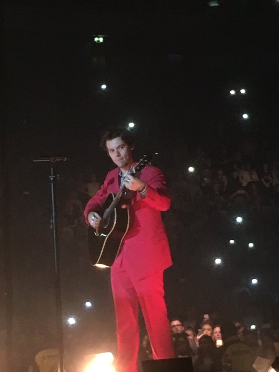 PrincessStephy9's tweet photo. @Harry_Styles thank you for an epic show! Your tribute for the 22 angels was really touching + beautiful, absolutely amazing atmosphere 💕❤️ https://t.co/VJKeCjF95e