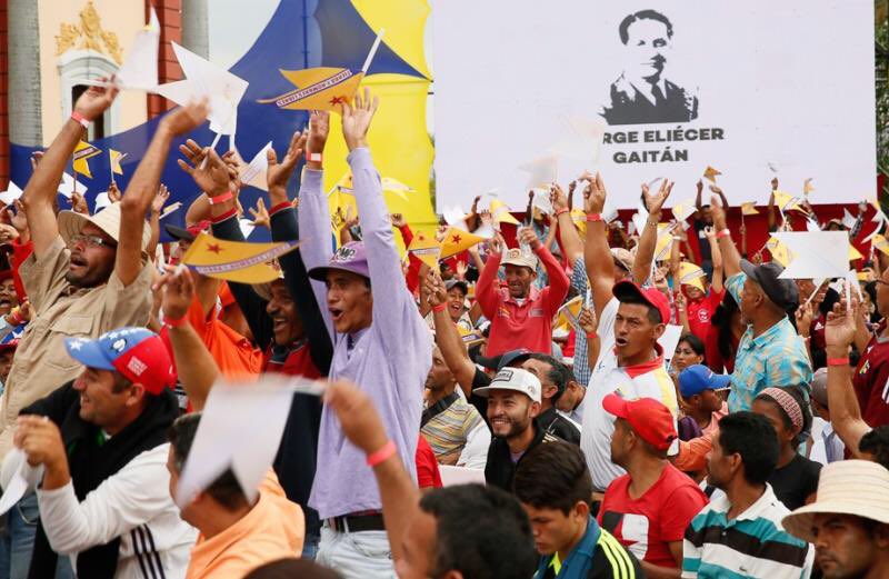 ConCiliaFlores's tweet photo. Los campesinos de nuestra Patria son un eje fundamental en el camino hacia una Venezuela que produce. En pocos días con @NicolasMaduro llegaremos a la meta de 6 millones de hectáreas entregadas para la siembra y la producción de alimento para el Pueblo. https://t.co/eErIrJ694i