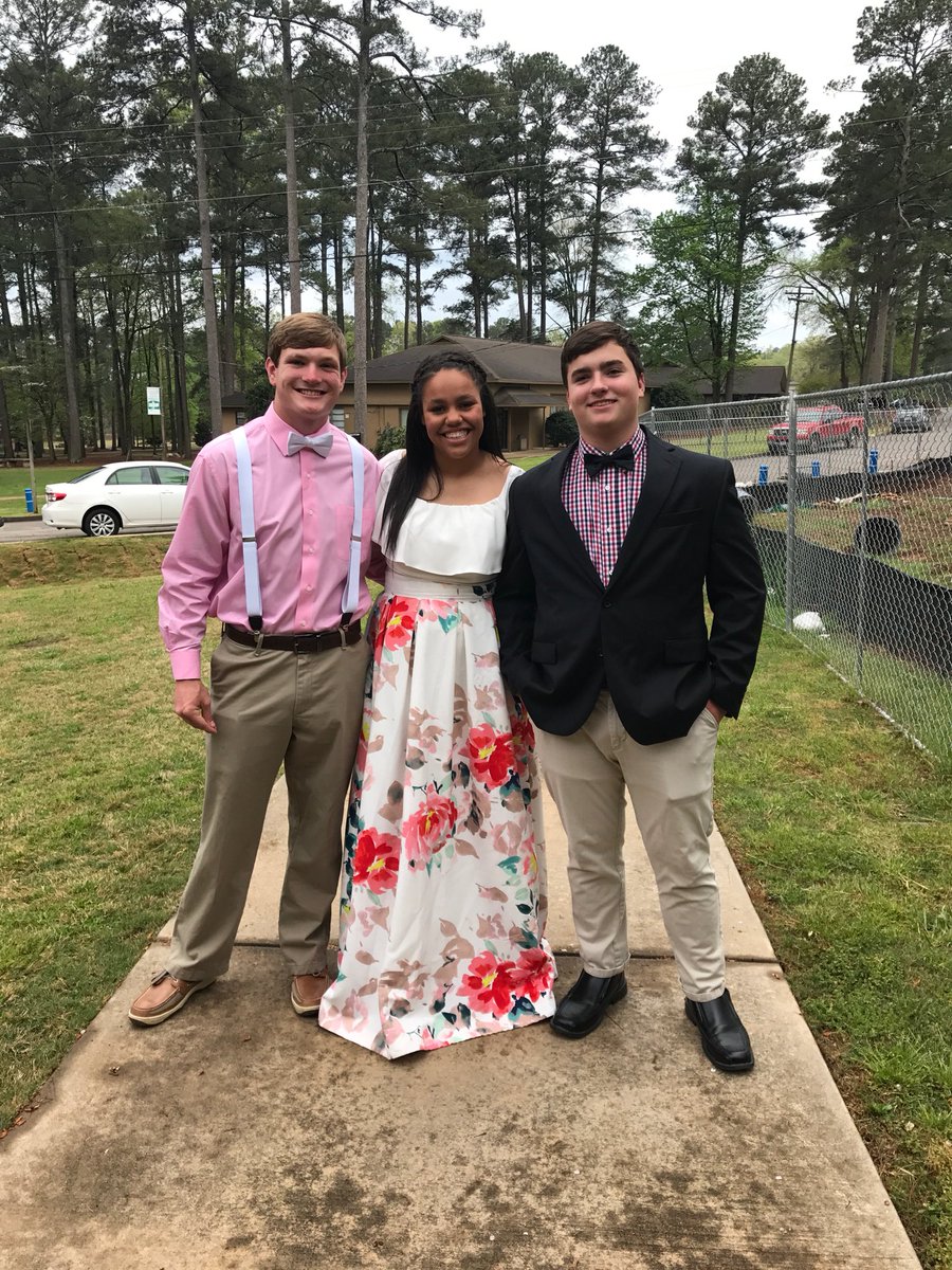 Barrow4H's tweet photo. Three of our senior’s looked gorgeous &amp; handsome at 4-H prom Saturday night! https://t.co/rVeAlerumA