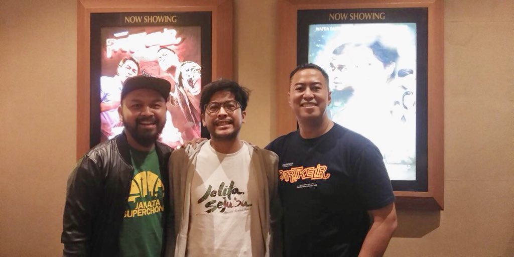 pandji's tweet image. Ketemuan dgn Sutradara @JelitaSejuba , @thinkpushplay (di tengah) yg juga teman dekat sejak kuliah. Wishing you all the best, bro! Oiya yg di kiri itu @rubioabe