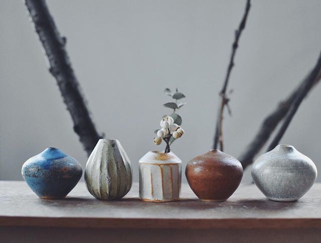 aya_ogawa_'s tweet photo. Good morning from Japan!
Have a good day 🎵
.
.
ナンキンハゼ
ユーカリ
#dryflower 
#ayaogawa_handmade_ceramics  #小さな花器 #tinybudvases  #花 #flowers #器 #陶器 #うつわ  #日々  #instapottery #interior #インテリア #ceramics #design https://t.co/MnMlDHm7S1 https://t.co/qvtJ5xGOQS