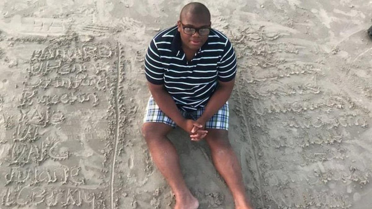 PrimerImpacto's tweet photo. Presentadoras de Fox News critican a un estudiante negro tras ser aceptado en 20 universidades https://t.co/EaIdk3wQUy https://t.co/uMuOHZSaU2