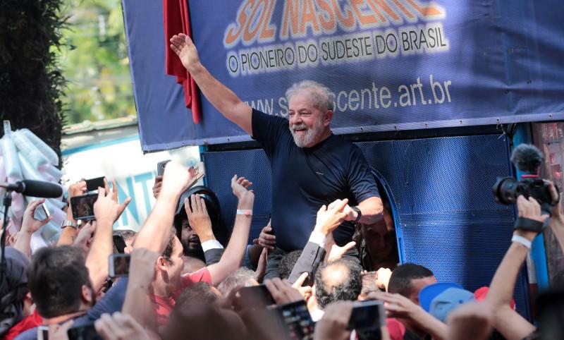 Reuters's tweet photo. Brazil lawyers press top court justice for injunction to free Lula https://t.co/fKY8ykmxUw https://t.co/ysnXS4saqv