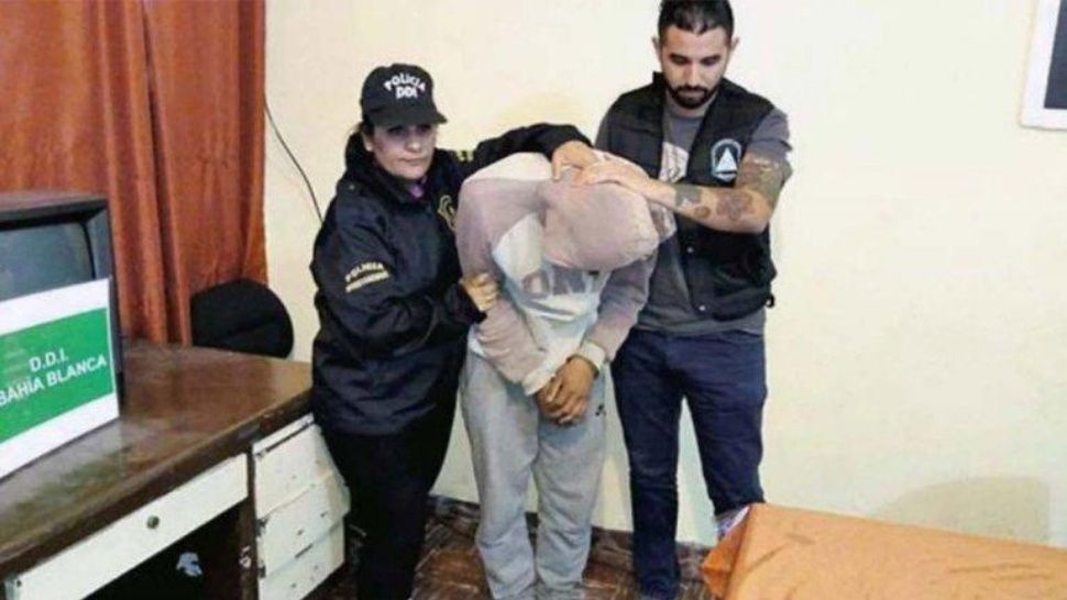 Cronica_ok's tweet photo. Golpeó y violó a su hijastra de 2 años https://t.co/4df680aGJ8 #ChacalDespreciable #EstasNoticiasMeArruinan #ElMonstruoDeBahíaBlanca #QuéHaríasConEstaLacra? #DaleDescargá #QueEsGratis... https://t.co/GSnSVGmLVO