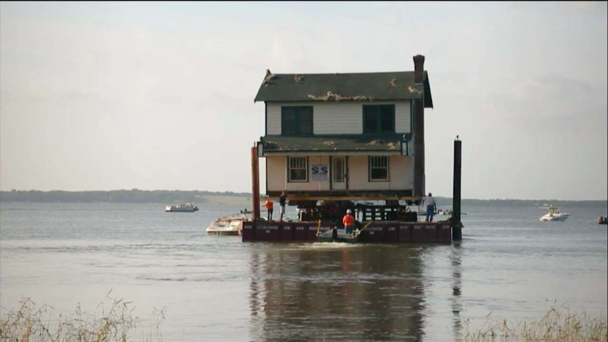 The Bradford heirs wanted to preserve the home. They were offered $750,000 for the waterfront lot, allowing them to move the house across the lake to a site provided by Marion County for a museum.#StrangeInheritance fxn.ws/2qjiwY0
