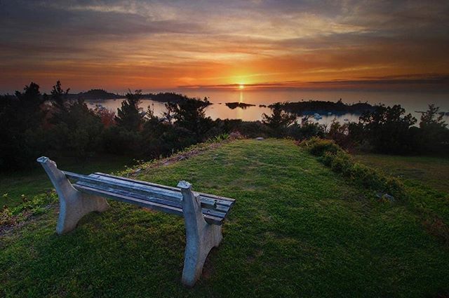 WeAreBermuda's tweet photo. Bermuda's Best Benches - the Scaur Hill entry
-
Bench a bit broken but the view's alright
-
Who wants to come sit on a bench on a hill and watch the sun set?
📷:@jonas_luc
-
#Bermuda #visitbermuda #wearebermuda #gotobermuda #benchesofinstagram #benche… https://t.co/cJYFOoK86k https://t.co/da6HARu80V