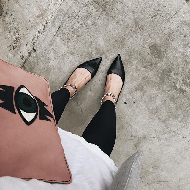oilandgrain's tweet photo. Favorite clutch + new 👠 #viewfromabove #solestyle https://t.co/UFIeso6x37 https://t.co/rglIWLZ1fS