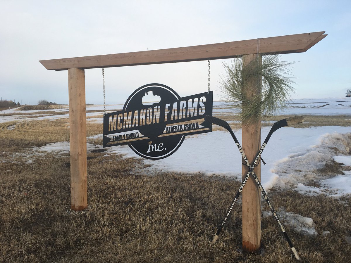 jmcmcmahon's tweet photo. Get those hockey sticks out and turn those porch lights on. Light it up for the #humboldtbroncos https://t.co/Z5fDOcUOOe