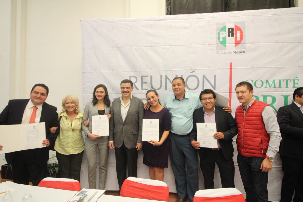 ferbayardo's tweet photo. Fue un gusto asistir a la entrega de constancias de la Comisión para la Postulación como candidatos a concejales en #BenitoJuárez. En el @PRI_Nacional estamos listos para ganar las elecciones, locales, federales y la Presidencia con @JoseAMeadeK. https://t.co/r6dfraUHDL