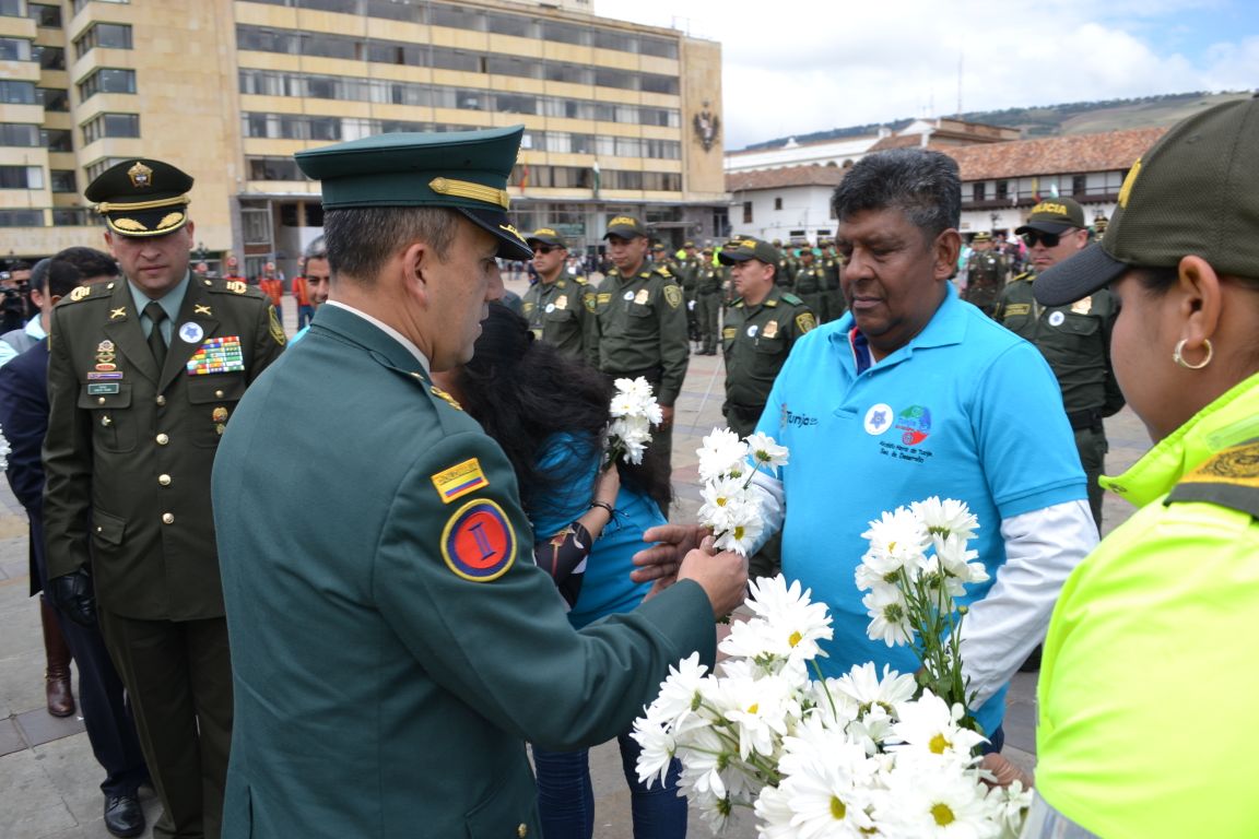 Ejercito_Div2's tweet photo. En #Tunja #Boyacá acompañamos a Víctimas Civiles Soldados y Policías en el  Día Nacional de las Víctimas que nos dan ejemplo  de  entereza, fe y esperanza para seguir trabajando por un mejor país #PrimeraBrigada #NoMeOlvides https://t.co/bZcXMLvZvM