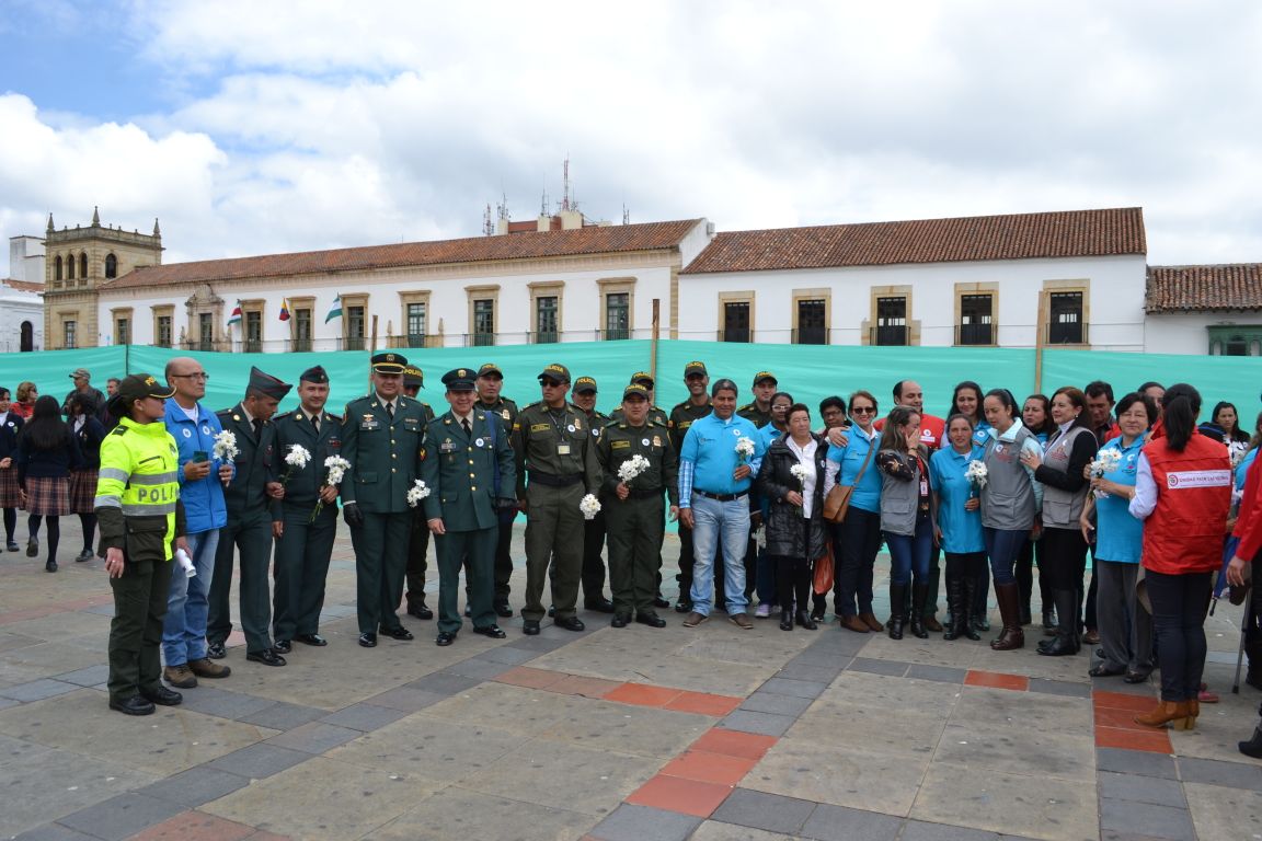 Ejercito_Div2's tweet photo. En #Tunja #Boyacá acompañamos a Víctimas Civiles Soldados y Policías en el  Día Nacional de las Víctimas que nos dan ejemplo  de  entereza, fe y esperanza para seguir trabajando por un mejor país #PrimeraBrigada #NoMeOlvides https://t.co/bZcXMLvZvM