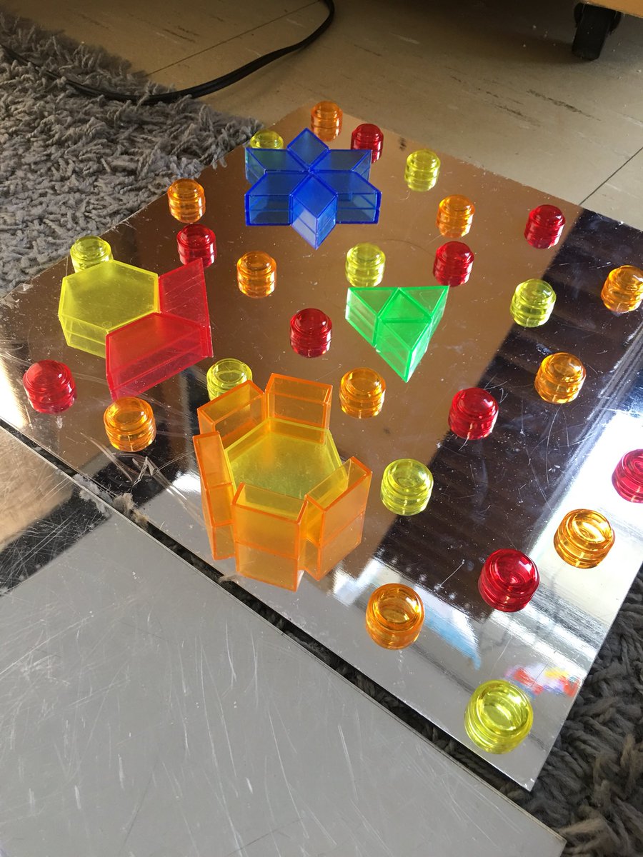 MsCDiep's tweet image. Ss designed a park! It’s so interesting how they chose to use warm colours in one and cool colours in another... #looseparts #mirrors #lighttable #kindergarten