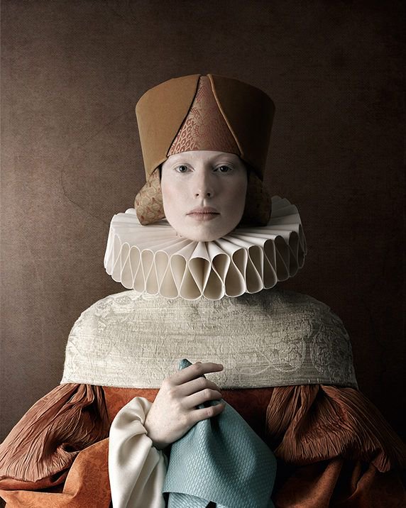 A photographic throwback to 15th century portraiture. @c_tagliavini <a href="/teNeues/">teNeues Publishing</a> buff.ly/2ExFzTm