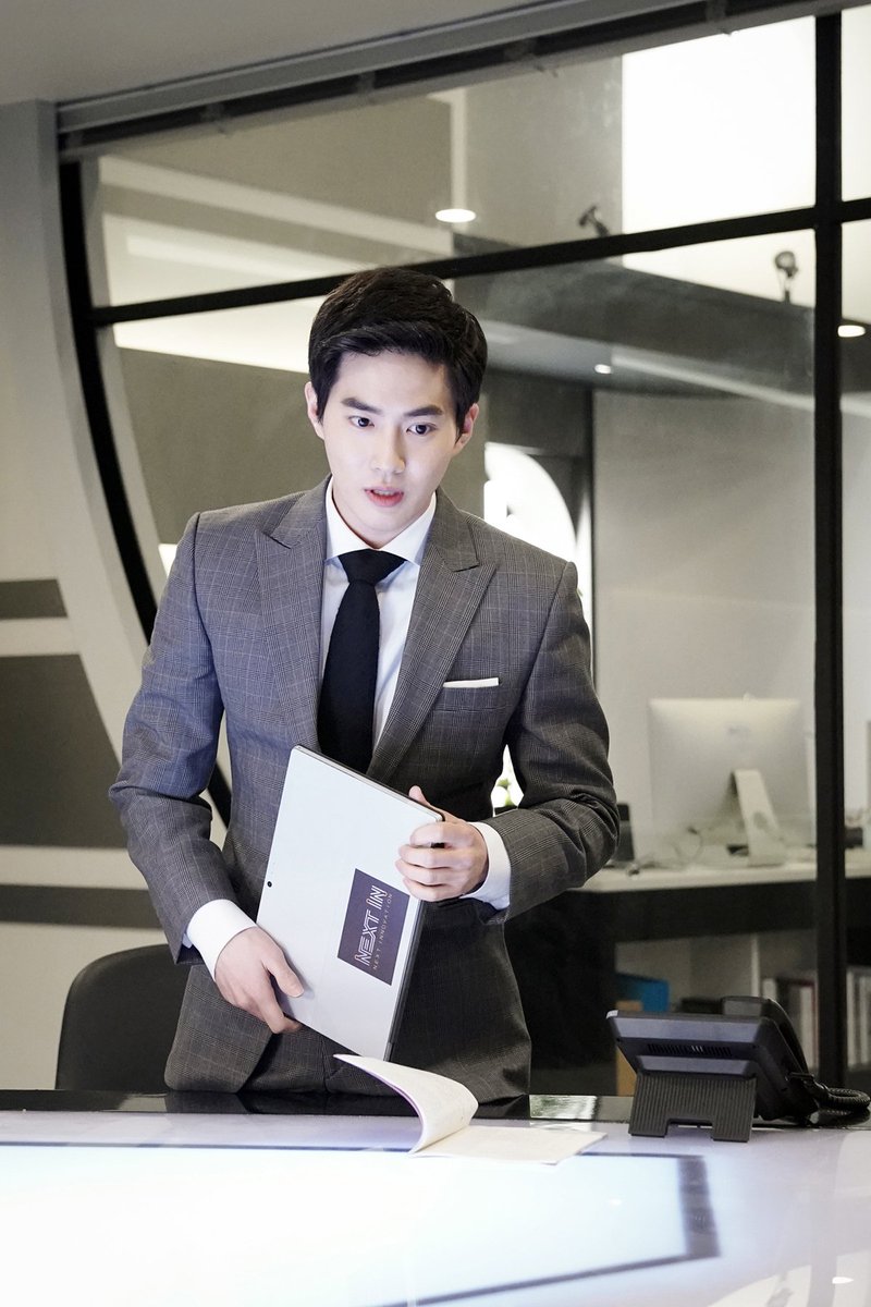EXOXOXOID's tweet photo. [OFFICIAL] 180410 weareoneEXO: 

Drama “Rich Man” unveiled the first Behind The Scenes of Suho.

TW:
https://t.co/Q8Ke6f5oSt
https://t.co/MOebnHZpQi

FB:
https://t.co/GYWMRUFN4K
https://t.co/eMsPzhdiL9

#PremiosMTVMiaw #MTVBRKPOPEXO @weareoneEXO https://t.co/J4dTZYAFwX
