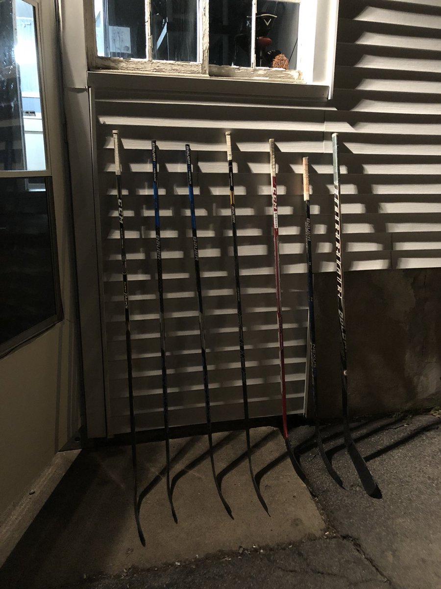josh13haskin's tweet photo. The boys at the mansion are paying tribute to the Broncos #PrayersForHumboldt https://t.co/GD5KbSxAZ6